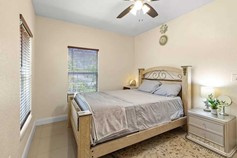 Room 4, 4BR Escape 10 Mins to Madeira Clearwater Beach, Pinellas