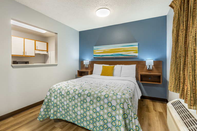 Bedroom 3, HomeTowne Studios & Suites by Red Roof Greensboro, Guilford
