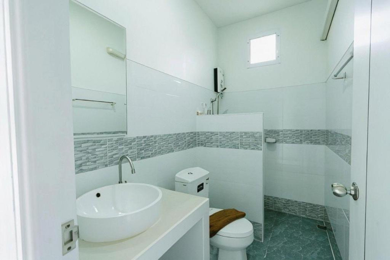 Bathroom 3, Lamphurai Riverside, Khao Saming