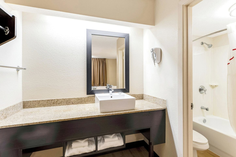 Bathroom 4, Red Roof Inn PLUS+ Mt Pleasant - Patriots Point, Charleston