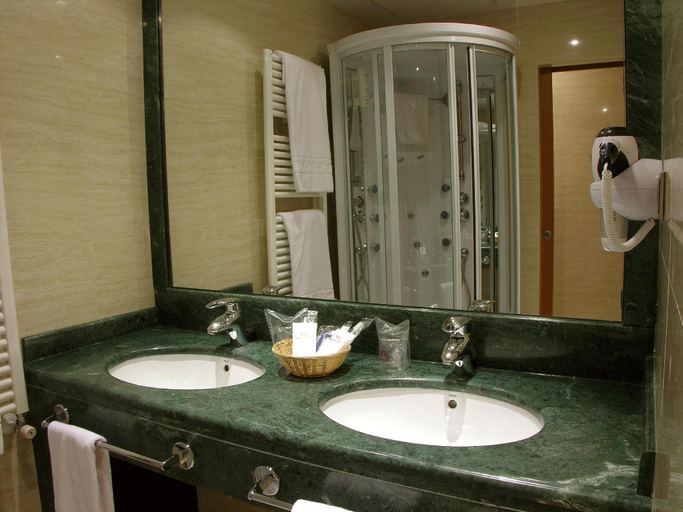 Bathroom 3, Hotel II Castillas Avila, Ávila