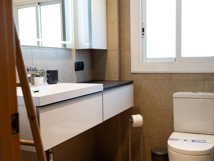 Bathroom 3, Beachfront Sunny Apartment: Sea Mountain View, Barcelona