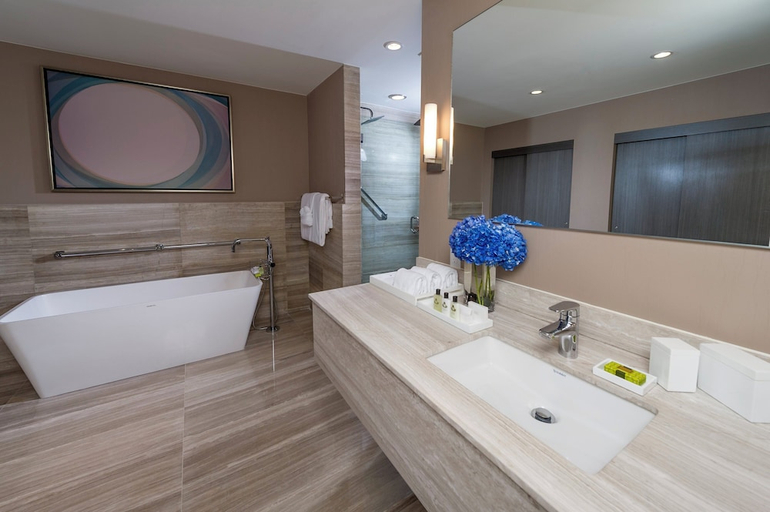 Bathroom 5, InterContinental Miami By IHG, Miami-Dade