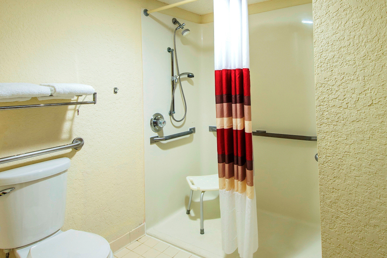 Bathroom 4, Red Roof Inn PLUS+ Columbus Downtown-Convention Center, Franklin