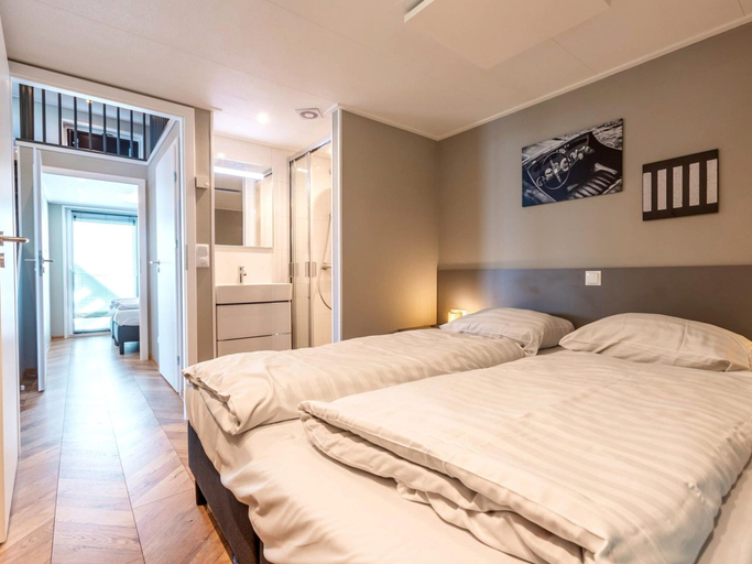 Room 5, Modern Waterfront Villa Retreat for 4, Steenwijkerland