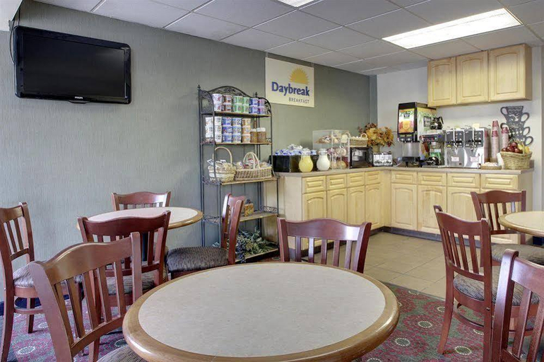 Food & Drinks 5, Days Inn by Wyndham Cedar Falls- University Plaza, Black Hawk