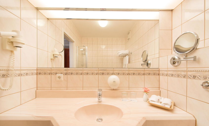 Bathroom 4, Best Western Plus Delta Park Hotel, Mannheim