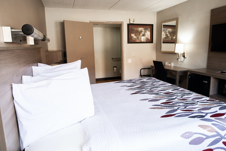 Bedroom 3, Red Roof Inn Rochester - Henrietta, Monroe