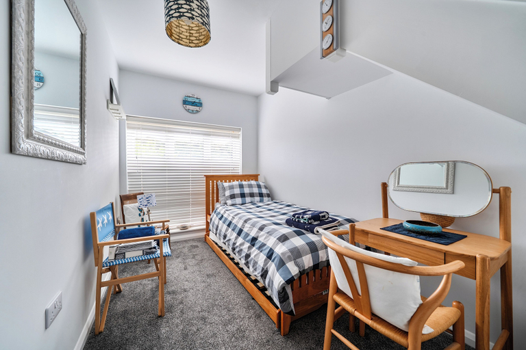 Bedroom 2, 1 Bed Cottage - Sleeps 2 - Wifi, Cornwall