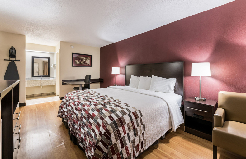 Bedroom 3, Red Roof Inn Indianapolis - Castleton, Indianapolis