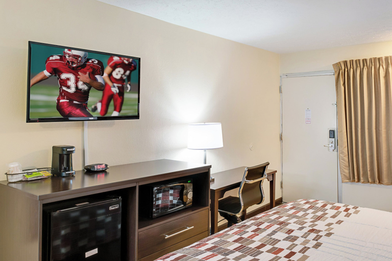 Bedroom 3, Red Roof Inn Indianapolis - Castleton, Indianapolis