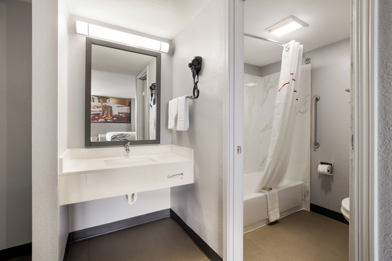 Bathroom 4, Red Roof Inn Alexandria, LA, Rapides
