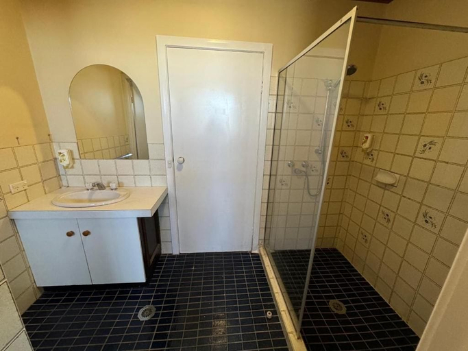 Bathroom 4, Albury Classic Motor Inn, Albury