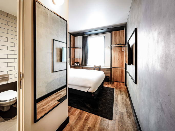 Bathroom 4, ibis Bridgwater, Somerset