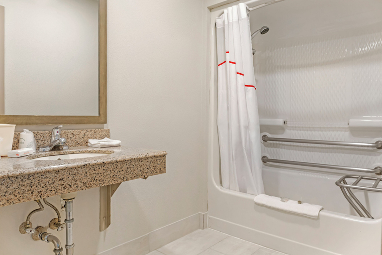 Bathroom 4, Red Roof Inn Bowling Green, Warren