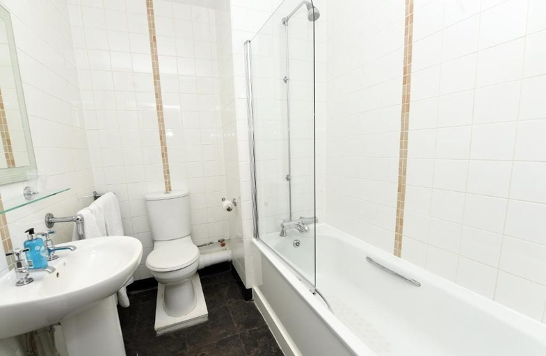 Bathroom 3, Green Lodge, Wirral by Marston's Inns, Wirral