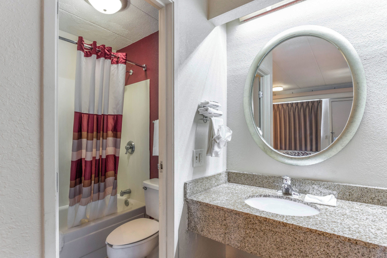 Bathroom 4, Red Roof Inn Columbia, MO, Boone