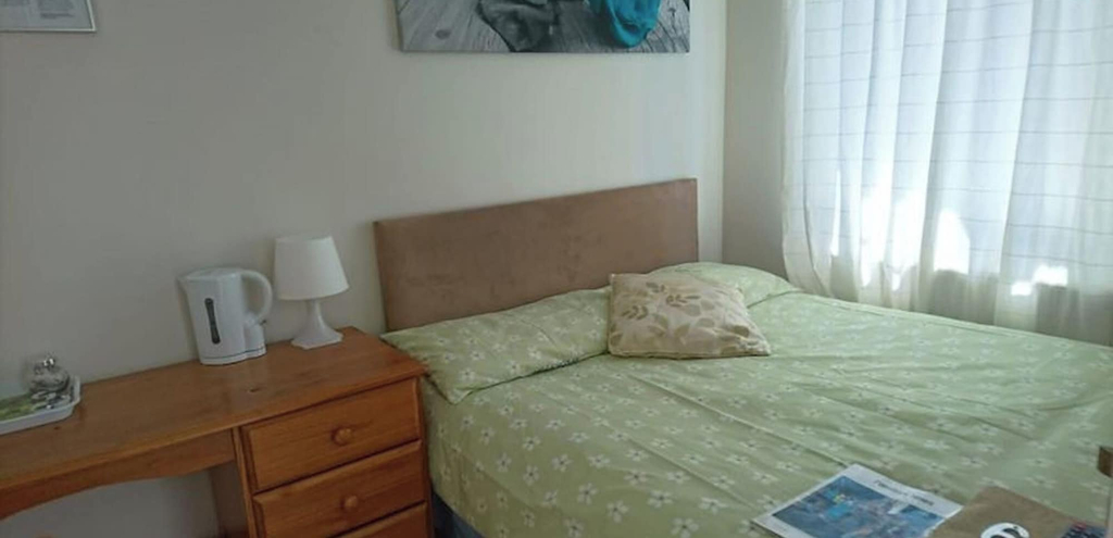 Bedroom 1, Double Room private shower room deg-yr, London