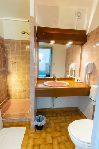 Bathroom 3, Le Clos Grand, Lot