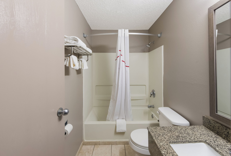 Bathroom 4, Red Roof Inn Mansfield, Richland