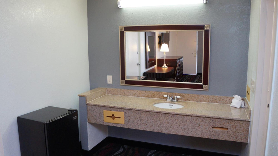 Bathroom 3, Riverview Inn, Lee