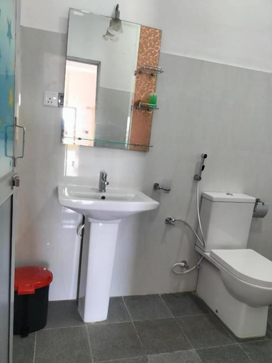 Bathroom 4, Hotel Sun Blue, Trincomalee Town and Gravets