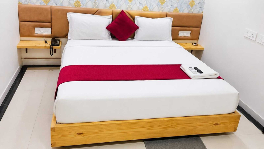 Room 5, Deluxe Hanspura Bus Terminal, Ahmadabad