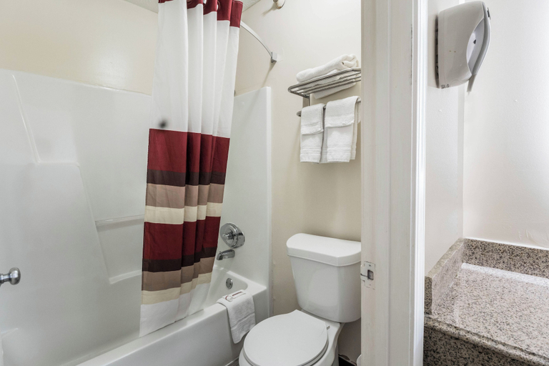Bathroom 3, Red Roof Inn Cadiz, Trigg