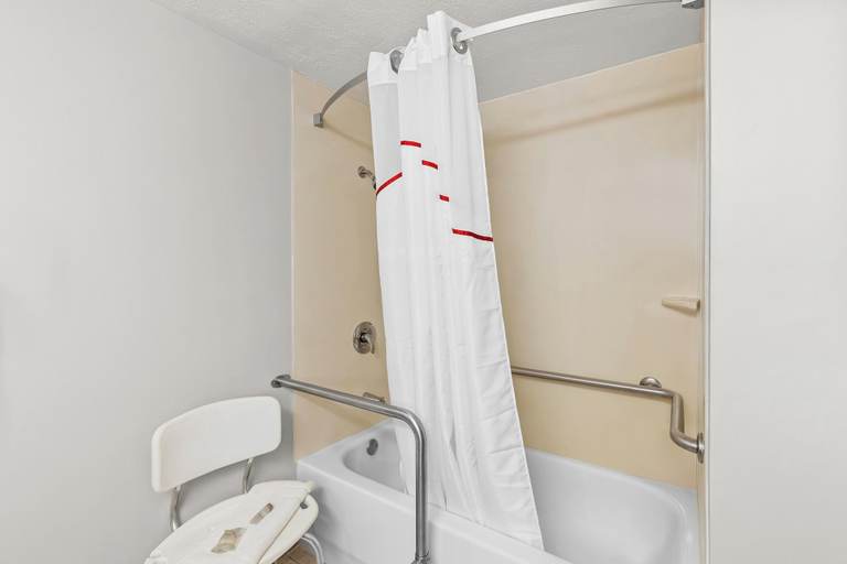 Bathroom 4, Red Roof Inn Cambridge, OH, Guernsey
