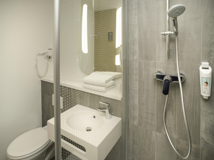 Bathroom 4, ibis Lyon Gerland Rue Mérieux, Rhône