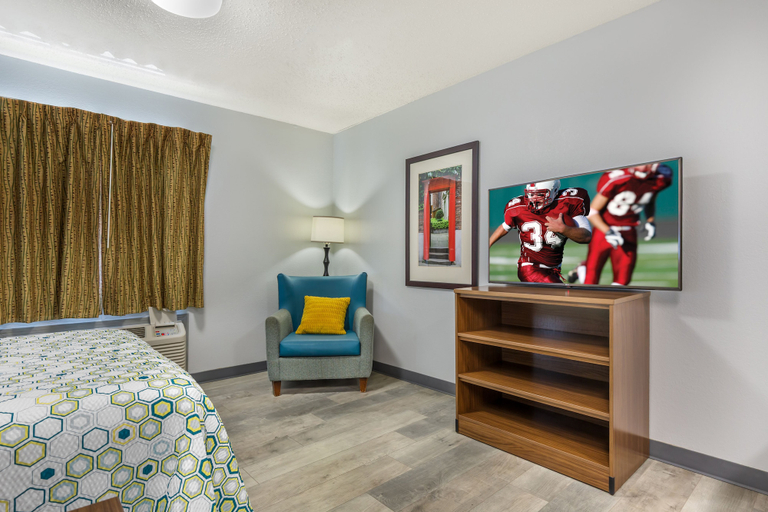 Bedroom 3, HomeTowne Studios & Suites by Red Roof Greensboro, Guilford