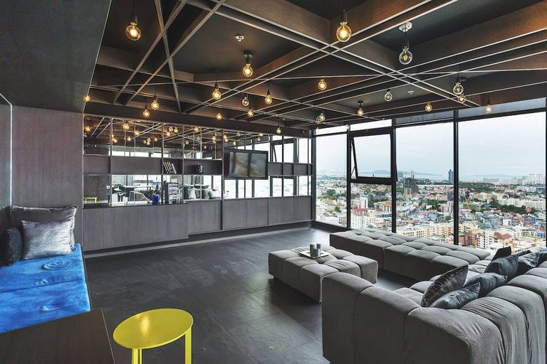 Lounge 3, Signature Retreat With Infinity Pool at The Base, Pattaya