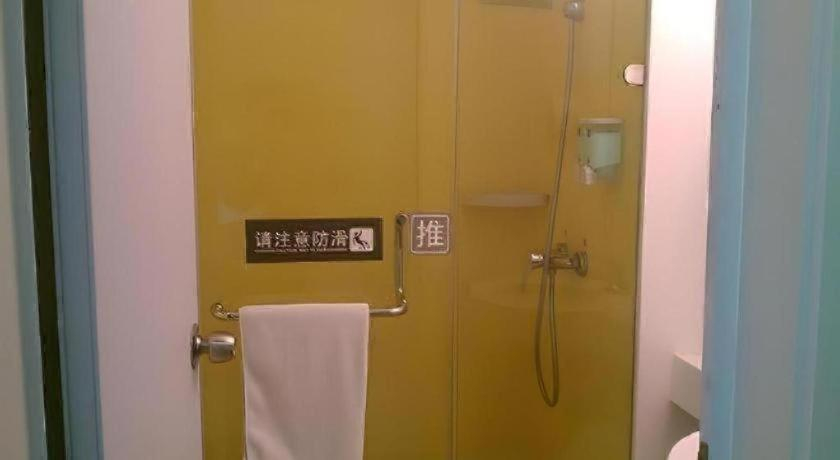 Bathroom, 7 Days Inn Qingdao Si Liu South Road, Qingdao