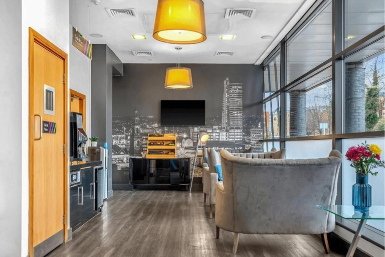Food & Drinks, Roomzzz Leeds City West, Leeds