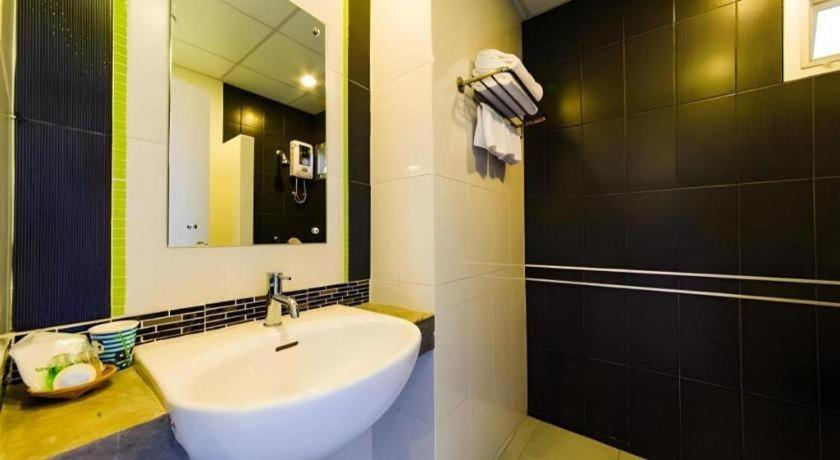 Bathroom 3, Nopparat Garden Hotel, Muang Samut Songkhram