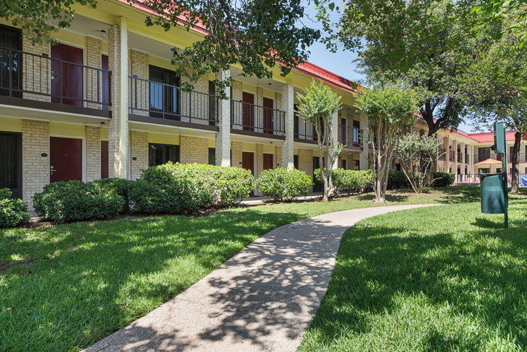Exterior & Views 2, Red Roof Inn PLUS+ Dallas – Addison, Dallas