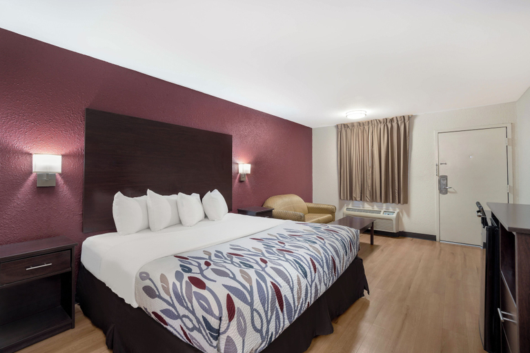 Bedroom 2, Red Roof Inn Bishopville, Lee