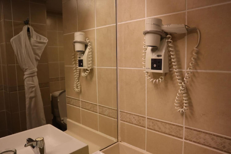 Bathroom 5, Al Ain Palace Hotel, Abu Dhabi City