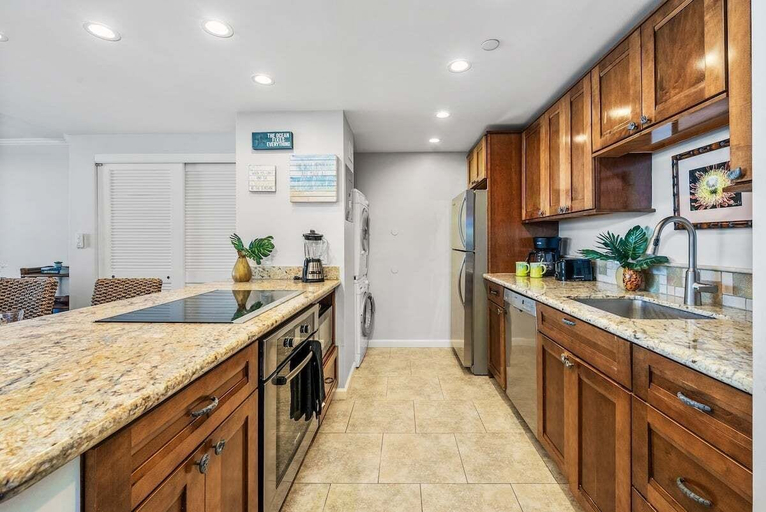 Interior 4, Beautifully Decorated Oceanfront 1BR w Ac-valley Isle 304, Maui