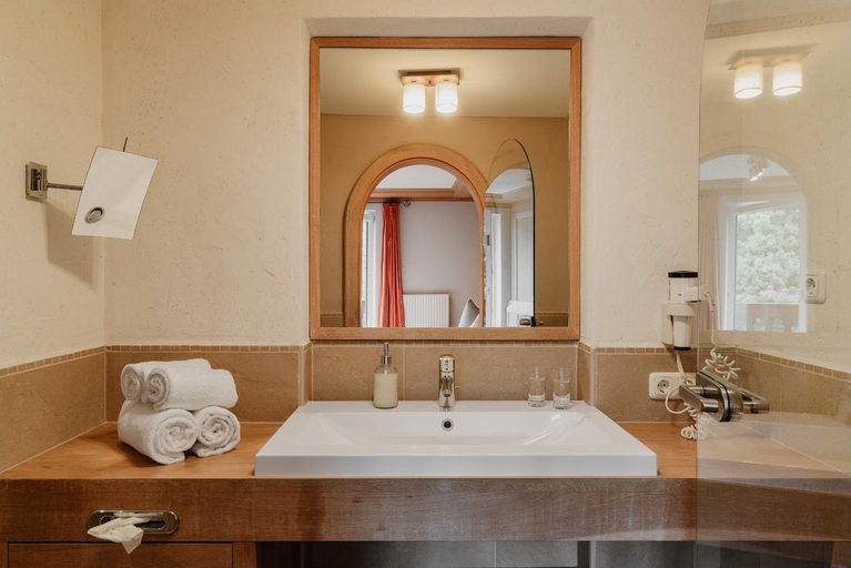 Bathroom 5, Hotel Schwarzer Adler, Reutte