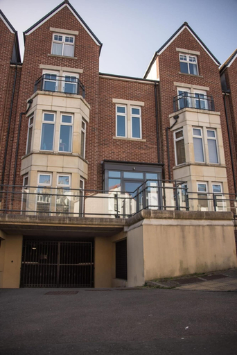 Room 2, Pinot Perch - With Free Underground Parking, North Yorkshire
