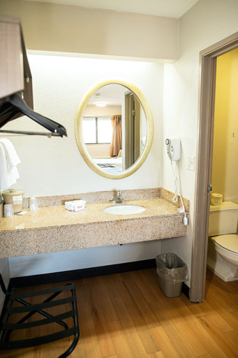 Bathroom 5, Red Roof Inn Rochester - Henrietta, Monroe