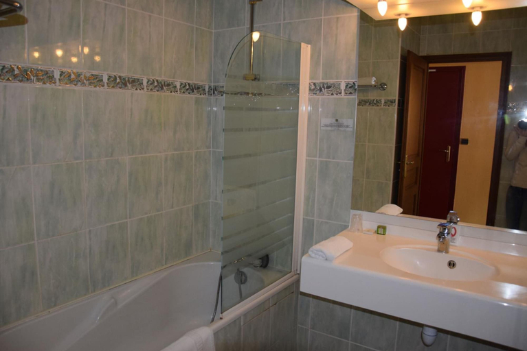 Bathroom 5, Le Saint Nicolas, Aube