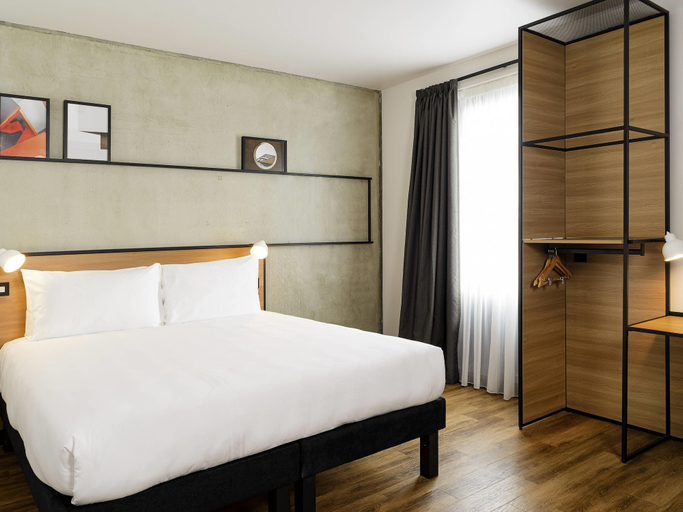 Bedroom 3, ibis Bridgwater, Somerset