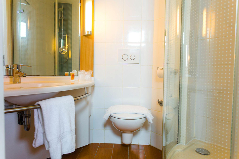 Bathroom 5, ibis Lagos Airport Hotel, Mushin