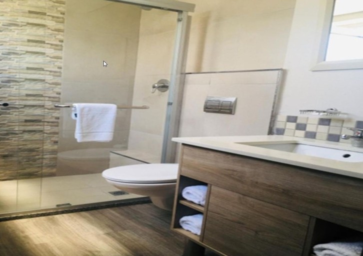 Bathroom, Regal Inn North Beach, eThekwini
