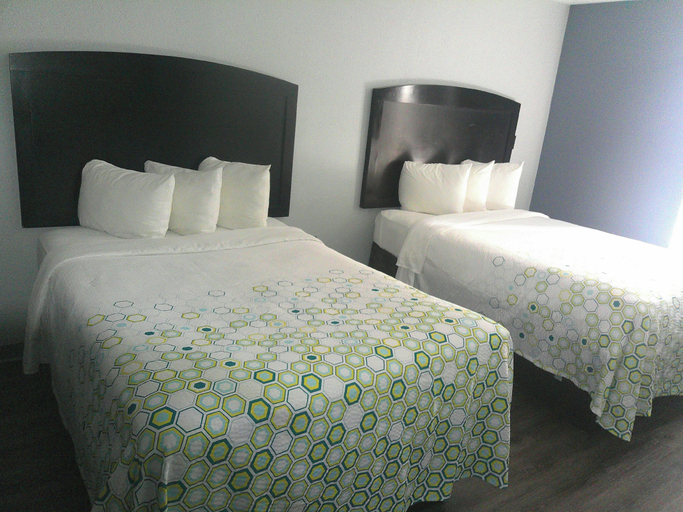 Room 4, HomeTowne Studios by Red Roof Leesburg, Loudoun