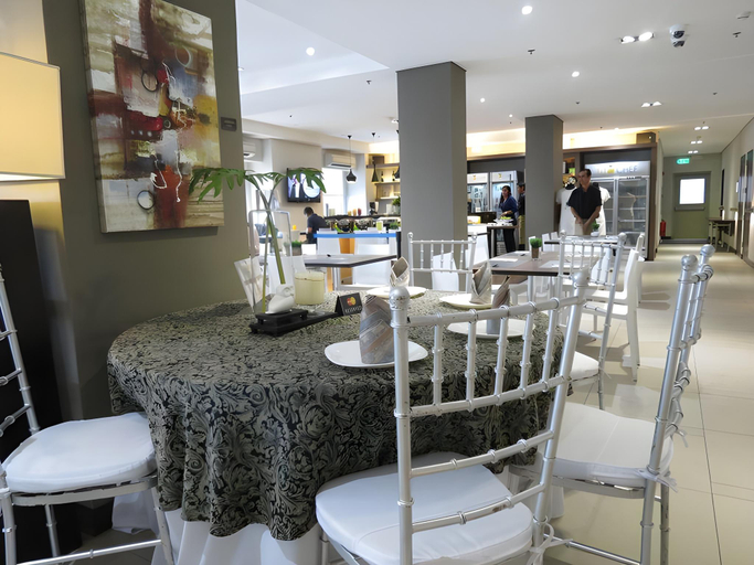 Food & Drinks 4, Microtel By Wyndham Acropolis, Quezon City