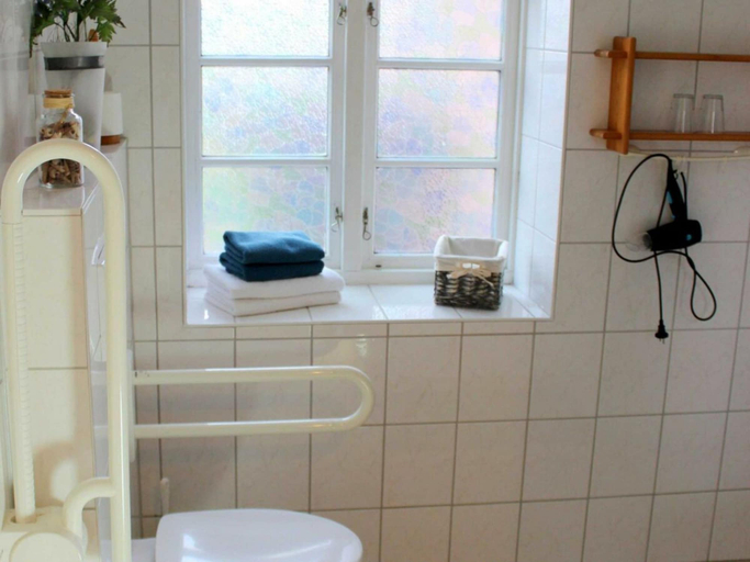 Bathroom 2, Holiday Apartment With 1 Bedroom, Schleswig-Flensburg