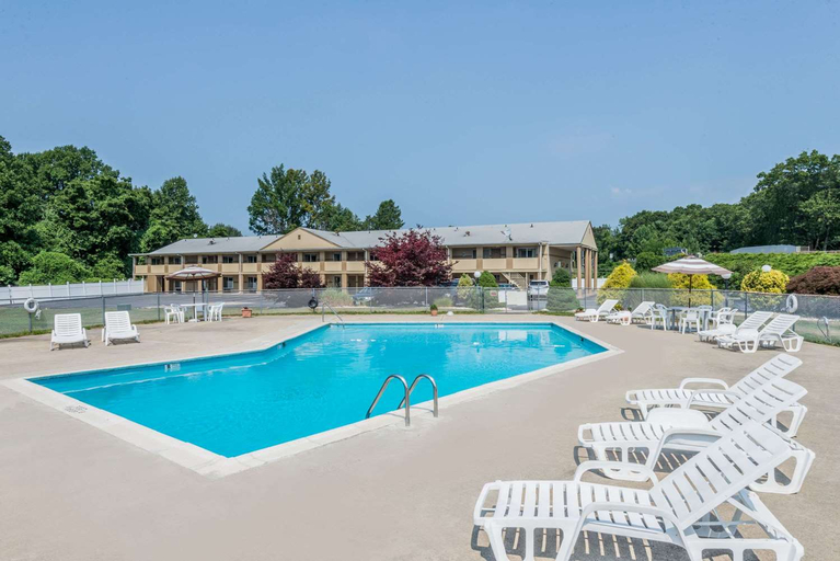 Sport & Beauty, Super 8 by Wyndham Old Saybrook, Middlesex